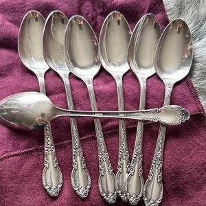 Oneida Silver Ornate Spoon Set